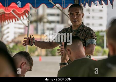US Marine Corps Gunnery Sgt. Ricardo Ubongen, Motor Transport Chief mit 3d Landing Support Battalion, 3D Marine Logistics Group (MLG), gibt einen Road Master Brief an Marines, die an einem Motor Transportation Training and Readiness Rodeo teilnehmen, das vom Combat Logistics Regiment 3 auf Camp Foster, Okinawa, Japan, 26. Mai 2021 veranstaltet wird. Das Motor Transportation Rodeo soll es Motortransport-Marinen in 3D MLG ermöglichen, ihre technischen Fähigkeiten zu demonstrieren und zu entwickeln. 3d MLG mit Sitz in Okinawa, Japan, ist eine nach vorne eingesetzte Kampfeinheit, die als umfassende Logistik und C der III MEF dient Stockfoto