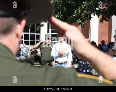 Der Grenzschutzbeauftragte Jeremy Peppers, Marfa Border Patrol Station, wird während der feierlichen Zeremonie, die von der Big Bend Area Law Enforcement Officers Association am 26. Mai 2021 auf dem Campus der Sul Ross State University in Alpine, Texas, abgehalten wurde, von Sean McGoffin, Sector Chief des Big Bend, umrahmt. Alle drei Komponenten des US-Zoll- und Grenzschutzes waren mit Mitarbeitern von Border Patrol, Office of Field Operations und Air and Marine Operations vertreten. Stockfoto