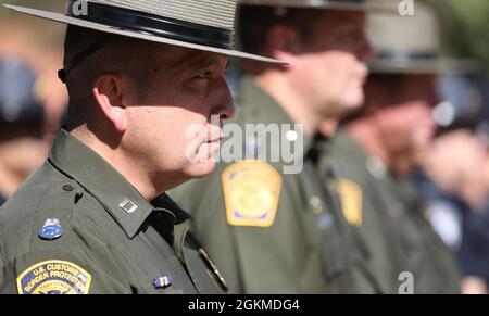 Der Grenzschutzbeauftragte Bernardo Ramirez, Adjutant des Big Bend Sector Chief und Stellvertretender Leiter, leitet während der feierlichen Zeremonie, die von der Big Bend Area Law Enforcement Officers Association am 26. Mai 2021 abgehalten wurde, eine Linie von Mitarbeitern der Grenzschutzpolizei und des Außendienstbüros. Auf dem Campus der Sul Ross State University in Alpine, Texas. Alle drei Komponenten des US-Zoll- und Grenzschutzes waren mit Mitarbeitern von Border Patrol, Office of Field Operations und Air and Marine Operations vertreten. Stockfoto