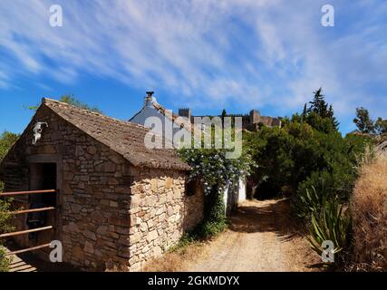 Das ummauerte Dorf Castellar de la Correcia in der Provinz Caáz, Andalusien, Spanien, liegt in einer erhaltenen maurisch-christlichen Festung. Stockfoto