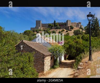 Das ummauerte Dorf Castellar de la Correcia in der Provinz Caáz, Andalusien, Spanien, liegt in einer erhaltenen maurisch-christlichen Festung. Stockfoto