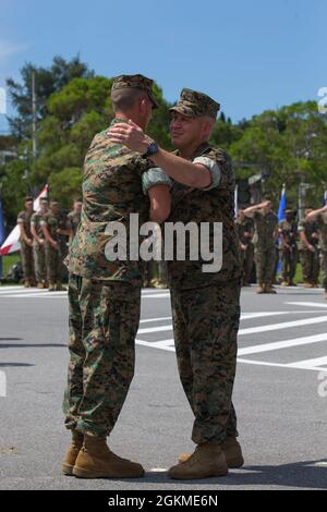 US Marine Corps Colon. Michael J. Roach (rechts) mit 12th Marines, 3d Marine Division, gratuliert Colon. Nick Sims (links), während einer Befehlswechselzeremonie auf Camp Hansen, Okinawa, Japan, am 26. Mai 2021. Die Zeremonie stellte die Übertragung von Verantwortung, Autorität und Verantwortlichkeit von Oberst Michael J. Roach, dem scheidenden Kommandanten der 12. Marine, an Oberst Nick Sims, den ankommenden Kommandanten der 12. Marine, dar. Stockfoto