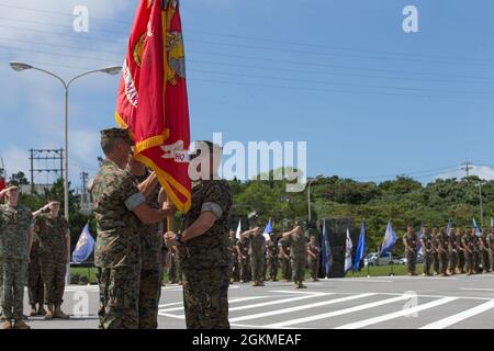 US Marine Corps Col. Nick Sims (links), ankommender Kommandooffizier der 12. Marine, 3D Marine Division, nimmt die Einheitsfarben von Col. Michael J. Roach (rechts), ausscheidender Kommandooffizier der 12. Marine, während einer Befehlswechselzeremonie auf Camp Hansen, Okinawa, Japan, 26. Mai 2021 an. Die Zeremonie stellte die Übertragung von Verantwortung, Autorität und Verantwortlichkeit von Oberst Michael J. Roach, dem scheidenden Kommandanten der 12. Marine, an Oberst Nick Sims, den ankommenden Kommandanten der 12. Marine, dar. Stockfoto