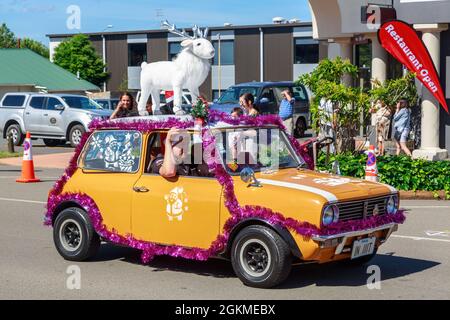 Ein mit Lametta überdachter Mini Clubman, der an einer Weihnachtsparade in Rotorua, Neuseeland, teilnimmt Stockfoto