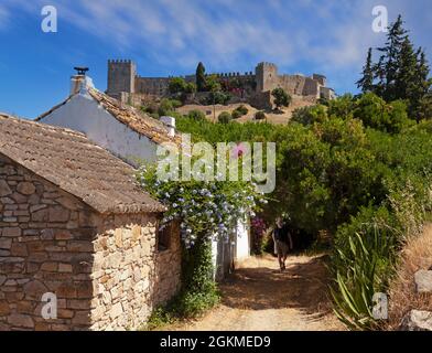 Das ummauerte Dorf Castellar de la Correcia in der Provinz Caáz, Andalusien, Spanien, liegt in einer erhaltenen maurisch-christlichen Festung. Stockfoto