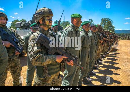 Kroatische Soldaten stehen in Formation mit US-Soldaten mit dem 2. Bataillon, dem 5. Kavallerieregiment und slowenischen Soldaten, nach der Übung Soforthilfe kombinierte Waffen-Live-Feuer-Demonstration am 26. Mai 2021 im Militärausbildungsgebiet Eugen Kvaternik in Slunj, Kroatien. DEFENDER-Europe 21 ist eine groß angelegte Übung unter Führung der US-Armee, die darauf ausgelegt ist, Bereitschaft und Interoperabilität zwischen den USA, NATO-Verbündeten und Partnermilitärs aufzubauen. In diesem Jahr werden mehr als 28,000 multinationale Streitkräfte aus 26 Nationen nahezu simultan Operationen in mehr als 30 Trainingsbereichen in mehr als einem durchführen Stockfoto