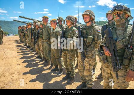 Kroatische Soldaten stehen nach der Übung „Soforthilfe“ am 26. Mai 2021 in Slunj, Kroatien, auf dem Militärausbildungsgebiet Eugen Kvaternik in Formation. Die Live-Feuer-Übung beinhaltete Unterstützung von US-Soldaten mit dem 2. Bataillon, dem 5. Kavallerieregiment und slowenischen Soldaten. DEFENDER-Europe 21 ist eine groß angelegte Übung unter Führung der US-Armee, die darauf ausgelegt ist, Bereitschaft und Interoperabilität zwischen den USA, NATO-Verbündeten und Partnermilitärs aufzubauen. In diesem Jahr werden mehr als 28,000 multinationale Streitkräfte aus 26 Nationen nahezu simultan Operationen in ganz Mo durchführen Stockfoto