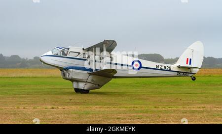 Ein De Havilland DH-89A Dragon Rapide, ein britisches Doppeldecker-Flugzeug der 1930er Jahre, kommt zur Landung auf einer Flugschau Stockfoto