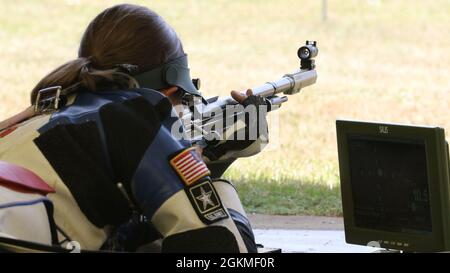 Spc. Sagen Maddalena, eine gebürtige Kalifornerin aus Groveland, die als Wettkampfschützerin für die US-Armee-Wettkampfeinheit tätig ist, hat sich nach Abschluss der Olympischen Trials in Fort Benning, Georgia, am 26. Mai 2021 einen Platz im 50-Meter-Smallbore-Team der Frauen der USA verdient. Diese Soldatin beanspruchte ihren olympischen Liegeplatz mit der kombinierten Punktzahl (aus Teil 1 und Teil 2-Prüfungen) von 4704-245x. Das 50m Smallbore Event wird auch als Dreipunktegewehr bezeichnet, da die Athleten in zwei Tagen in der Qualifikation 40 Runden in den knieenden, neigten und stehenden Positionen abfeuern müssen. Dann die oberen acht A Stockfoto