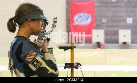 Spc. Sagen Maddalena, eine gebürtige Kalifornerin aus Groveland, die als Wettkampfschützerin für die US-Armee-Wettkampfeinheit tätig ist, hat sich nach Abschluss der Olympischen Trials in Fort Benning, Georgia, am 26. Mai 2021 einen Platz im 50-Meter-Smallbore-Team der Frauen der USA verdient. Diese Soldatin beanspruchte ihren olympischen Liegeplatz mit der kombinierten Punktzahl (aus Teil 1 und Teil 2-Prüfungen) von 4704-245x. Das 50m Smallbore Event wird auch als Dreipunktegewehr bezeichnet, da die Athleten in zwei Tagen in der Qualifikation 40 Runden in den knieenden, neigten und stehenden Positionen abfeuern müssen. Dann die oberen acht A Stockfoto