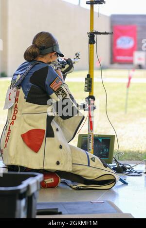 Spc. Sagen Maddalena, eine gebürtige Kalifornerin aus Groveland, die als Wettkampfschützerin für die US-Armee-Wettkampfeinheit tätig ist, hat sich nach Abschluss der Olympischen Trials in Fort Benning, Georgia, am 26. Mai 2021 einen Platz im 50-Meter-Smallbore-Team der Frauen der USA verdient. Diese Soldatin beanspruchte ihren olympischen Liegeplatz mit der kombinierten Punktzahl (aus Teil 1 und Teil 2-Prüfungen) von 4704-245x. Das 50m Smallbore Event wird auch als Dreipunktegewehr bezeichnet, da die Athleten in zwei Tagen in der Qualifikation 40 Runden in den knieenden, neigten und stehenden Positionen abfeuern müssen. Dann die oberen acht A Stockfoto