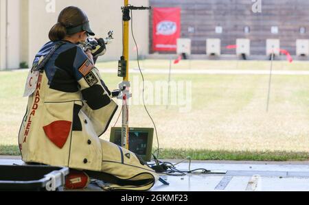 Spc. Sagen Maddalena, eine gebürtige Kalifornerin aus Groveland, die als Wettkampfschützerin für die US-Armee-Wettkampfeinheit tätig ist, hat sich nach Abschluss der Olympischen Trials in Fort Benning, Georgia, am 26. Mai 2021 einen Platz im 50-Meter-Smallbore-Team der Frauen der USA verdient. Diese Soldatin beanspruchte ihren olympischen Liegeplatz mit der kombinierten Punktzahl (aus Teil 1 und Teil 2-Prüfungen) von 4704-245x. Das 50m Smallbore Event wird auch als Dreipunktegewehr bezeichnet, da die Athleten in zwei Tagen in der Qualifikation 40 Runden in den knieenden, neigten und stehenden Positionen abfeuern müssen. Dann die oberen acht A Stockfoto