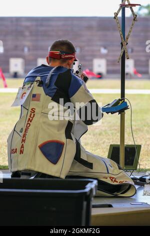 Spc. Sagen Maddalena, eine gebürtige Kalifornerin aus Groveland, die als Wettkampfschützerin für die US-Armee-Wettkampfeinheit tätig ist, hat sich nach Abschluss der Olympischen Trials in Fort Benning, Georgia, am 26. Mai 2021 einen Platz im 50-Meter-Smallbore-Team der Frauen der USA verdient. Diese Soldatin beanspruchte ihren olympischen Liegeplatz mit der kombinierten Punktzahl (aus Teil 1 und Teil 2-Prüfungen) von 4704-245x. Das 50m Smallbore Event wird auch als Dreipunktegewehr bezeichnet, da die Athleten in zwei Tagen in der Qualifikation 40 Runden in den knieenden, neigten und stehenden Positionen abfeuern müssen. Dann die oberen acht A Stockfoto