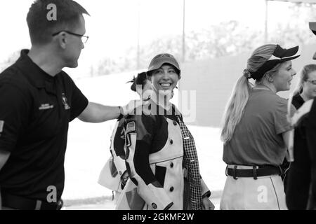 Spc. Sagen Maddalena, eine gebürtige Kalifornerin aus Groveland, die als Wettkampfschützerin für die US-Armee-Wettkampfeinheit tätig ist, hat sich nach Abschluss der Olympischen Trials in Fort Benning, Georgia, am 26. Mai 2021 einen Platz im 50-Meter-Smallbore-Team der Frauen der USA verdient. Diese Soldatin beanspruchte ihren olympischen Liegeplatz mit der kombinierten Punktzahl (aus Teil 1 und Teil 2-Prüfungen) von 4704-245x. Das 50m Smallbore Event wird auch als Dreipunktegewehr bezeichnet, da die Athleten in zwei Tagen in der Qualifikation 40 Runden in den knieenden, neigten und stehenden Positionen abfeuern müssen. Dann die oberen acht A Stockfoto