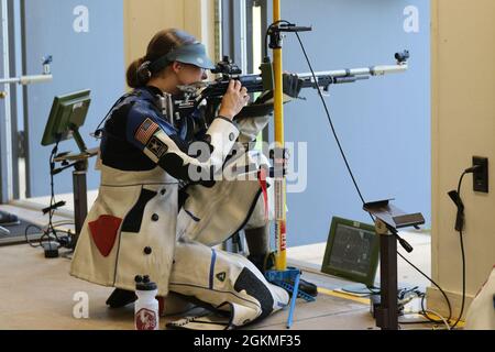 Spc. Sagen Maddalena, eine gebürtige Kalifornerin aus Groveland, die als Wettkampfschützerin für die US-Armee-Wettkampfeinheit tätig ist, hat sich nach Abschluss der Olympischen Trials in Fort Benning, Georgia, am 26. Mai 2021 einen Platz im 50-Meter-Smallbore-Team der Frauen der USA verdient. Diese Soldatin beanspruchte ihren olympischen Liegeplatz mit der kombinierten Punktzahl (aus Teil 1 und Teil 2-Prüfungen) von 4704-245x. Das 50m Smallbore Event wird auch als Dreipunktegewehr bezeichnet, da die Athleten in zwei Tagen in der Qualifikation 40 Runden in den knieenden, neigten und stehenden Positionen abfeuern müssen. Dann die oberen acht A Stockfoto