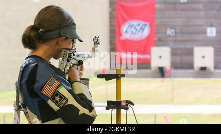 Spc. Sagen Maddalena, eine gebürtige Kalifornerin aus Groveland, die als Wettkampfschützerin für die US-Armee-Wettkampfeinheit tätig ist, hat sich nach Abschluss der Olympischen Trials in Fort Benning, Georgia, am 26. Mai 2021 einen Platz im 50-Meter-Smallbore-Team der Frauen der USA verdient. Diese Soldatin beanspruchte ihren olympischen Liegeplatz mit der kombinierten Punktzahl (aus Teil 1 und Teil 2-Prüfungen) von 4704-245x. Das 50m Smallbore Event wird auch als Dreipunktegewehr bezeichnet, da die Athleten in zwei Tagen in der Qualifikation 40 Runden in den knieenden, neigten und stehenden Positionen abfeuern müssen. Dann die oberen acht A Stockfoto