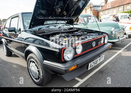 Classic Golf GTI Hatchback Auto mit seiner Boneet zeigt den Motor Stockfoto
