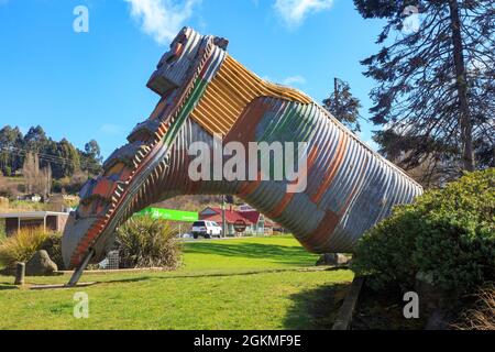 Eine riesige Gummistiefel-Skulptur aus Wellblech außerhalb von Taihape, Neuseeland, der „Gummiboot-Hauptstadt der Welt“ Stockfoto