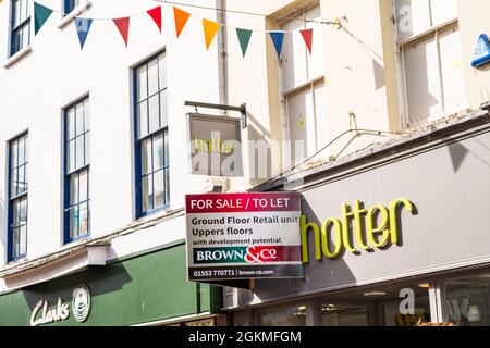 Zu vermietendes Erdgeschossgrundstück, ehemals das heißere Einzelhandelsgeschäft, in der Stadt King's Lynn in Norfolk. Dieses Let wird von Brown & Co Immobilienmaklern verwaltet. Stockfoto