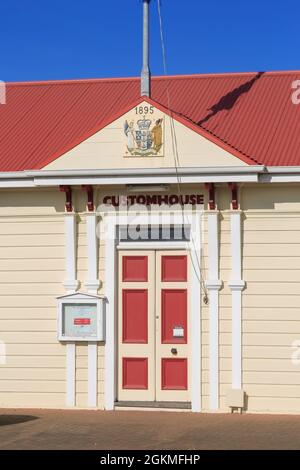 Das alte Zollhaus in Napier, Neuseeland, wurde 1895 erbaut. Nahaufnahme der Tür, mit dem neuseeländischen Wappen oben Stockfoto