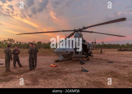 US Marine Corps-Piloten und Luftbesatzungsleiter mit Marine Medium Tiltrotor Squadron 363 (verstärkt), Marine Rotational Force – Darwin stehen neben einem UH-1Y-Gift, nachdem sie eine Live-Feuer-Trainingsübung im Mount Bundy Training Area, NT, Australien, 26. Mai 2021 absolviert haben. DIE H-1Y Venoms verfügen über Hightech-Sensoren, die eingehende Bedrohungen erkennen und die Möglichkeit bieten, zielgenaue Ziele zu lokalisieren und durchzuführen. Die Ausbildung schärfen die Fähigkeiten der Marines als qualifizierte Expeditionskämpfer. Stockfoto