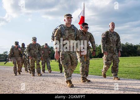 Über zweihundert Soldaten verschiedener Einheiten, die auf der Joint Base San Antonio stationiert sind, stellen sich auf, um ihre Rucksäcke wiegen zu lassen, um am 26. Mai 2021 in Camp Bullis, Texas, den norwegischen Fußmarsch zu beenden. Der norwegische Fußmarsch ist ein 18.6 Meilen fußmarsch, während er einen 25 Pfund schweren Ruck-Sack trägt. Die Teilnehmer haben nicht mehr als 4.5 Stunden Zeit, um zu Ende zu gehen. Wer das Event beendet, erhält die norwegische Fußmarsch-Nadel. Stockfoto