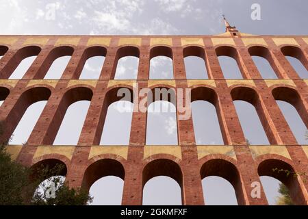 Stilles Aquädukt Aguila in der Stadt Nerja, Costa del Sol. Malaga, Spanien Stockfoto