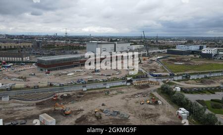 Luftaufnahme vom Kraftwerk Barkingside und vom Bahnhof Barking Riverside im August 2021 Stockfoto