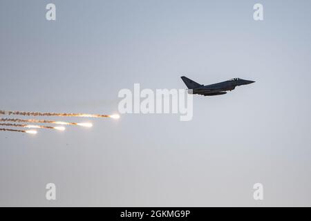 Ein Eurofighter-Taifun, der der italienischen Luftwaffe zugewiesen wurde, lässt während einer bilateralen gemeinsamen Feuerübung im Udairi Range Complex, Kuwait, 26. Mai 2021, Flackeausbrüche fallen. Während des Trainings führten die gemeinsamen Terminal-Angriffskontrolleure der US-Streitkräfte die italienischen Eurofighter-Taifune an, um eine enge Luftunterstützung zu leisten. Stockfoto