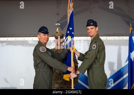 Der Generalmajor der US-Luftwaffe, Chad P. Franks, der 15. Kommandant der Luftwaffe, überreicht den 23d-Wing-Führer an Oberst Russell P. Cook, den 23d-Wing-Kommandanten, während er während einer Befehlswechselzeremonie am 27. Mai 2021 auf der Moody Air Force Base, Georgia, das Kommando übernimmt. Cook ist Kommandopilot im HH-60G Pave Hawk mit mehr als 2,700 Flugstunden und mehr als 250 Kampfstunden. Stockfoto