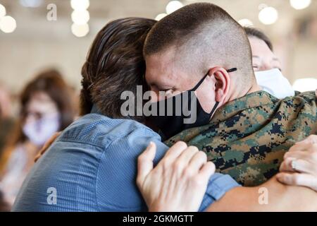 Am Familientag an Bord des Marine Corps Recruit Depot Parris Island S.C., 27. Mai 2021, umarmt eine US Marine mit Mike Company, 3. Rekrut Training Bataillon, seine Angehörigen. Der Familientag ist das erste Mal, dass die neuen Marineinfanteristen ihre Familien seit über 13 Wochen gesehen haben. Stockfoto