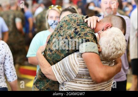 Am Familientag an Bord des Marine Corps Recruit Depot Parris Island S.C., 27. Mai 2021, umarmt eine US Marine mit Mike Company, 3. Rekrut Training Bataillon, seine Angehörigen. Der Familientag ist das erste Mal, dass die neuen Marineinfanteristen ihre Familien seit über 13 Wochen gesehen haben. Stockfoto