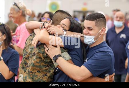 Am Familientag an Bord des Marine Corps Recruit Depot Parris Island S.C., 27. Mai 2021, umarmt eine US Marine mit Mike Company, 3. Rekrut Training Bataillon, seine Angehörigen. Der Familientag ist das erste Mal, dass die neuen Marineinfanteristen ihre Familien seit über 13 Wochen gesehen haben. Stockfoto