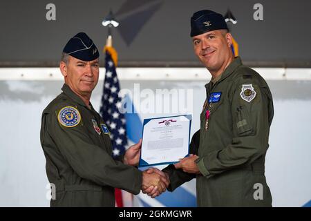 US Air Force Maj. General Chad P. Franks, 15. Kommandant der Luftwaffe, überreicht Col. Dan Walls, 23d Wing Commander, während der 23d Wing Change of Command Ceremony am 27. Mai 2021 auf der Moody Air Force Base, Georgia, mit der Legion of Merit. Die Legion of Merit ist ein militärischer Preis der Streitkräfte der Vereinigten Staaten, der für außergewöhnlich verdienstvolles Verhalten bei der Erbringung herausragender Leistungen und Leistungen vergeben wird. Stockfoto