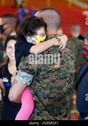 Am Familientag an Bord des Marine Corps Recruit Depot Parris Island S.C., 27. Mai 2021, umarmt eine US Marine mit Mike Company, 3. Rekrut Training Bataillon, seine Angehörigen. Der Familientag ist das erste Mal, dass die neuen Marineinfanteristen ihre Familien seit über 13 Wochen gesehen haben. Stockfoto