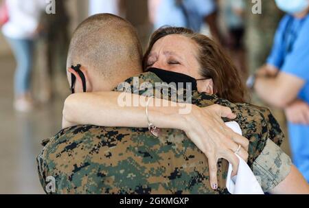 Am Familientag an Bord des Marine Corps Recruit Depot Parris Island S.C., 27. Mai 2021, umarmt eine US Marine mit Mike Company, 3. Rekrut Training Bataillon, seine Angehörigen. Der Familientag ist das erste Mal, dass die neuen Marineinfanteristen ihre Familien seit über 13 Wochen gesehen haben. Stockfoto