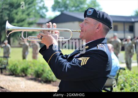 US Army Sgt. Christopher Libby, ein Musiker, der der 116th Army Band in Marietta, dem 781. Truppenkommando, dem 78. Truppenkommando, der Nationalgarde der Georgia Army, zugewiesen wurde, spielt „Taps“ am 27. Mai 2021 während einer Gedenkfeierlichkeit im Clay National Guard Center in Marietta, Georgia. Der 24-Ton-Bugle-Call wird bei militärischen Beerdigungen und Gedenkfeiern gespielt, um das Opfer gefallener Dienstmitglieder zu ehren. Stockfoto