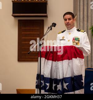 KINGS BAY, Georgia, (27. Mai 2021) Cmdr. David Burke hält Bemerkungen bei der Befehlswechselzeremonie für das U-Boot USS Rhode Island (SSBN 740) (Gold) der Klasse Ohio mit ballistischen Raketen. Burke entlastete Cmdr. Jason Anderson als Kommandant der Rhode Island Gold Crew. Rhode Island ist eines von sechs U-Booten mit ballistischen Raketen, die auf der Basis stationiert sind und bis zu 20 U-Boot-abgeschossene ballistische Raketen mit mehreren Sprengköpfen transportieren können. Stockfoto