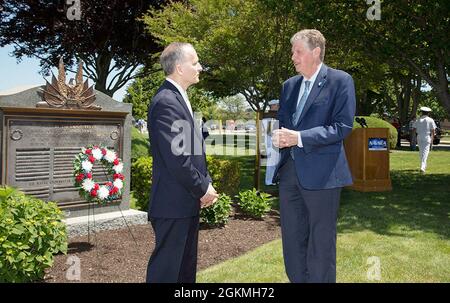 Ron Vien, technischer Direktor des Marine Undersea Warfare Center in Newport (von links), spricht mit Rhode Island Gov. Dan McKee nach einer Gedenkfeier am 27. Mai 2021 in Newport, Rhode Island. Stockfoto