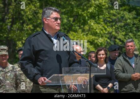 Der Präsident der Republik Kroatien, Zoran Milanović, wünscht US-Soldaten mit 2. Bataillon, 5. Kavallerieregiment und slowenischen Soldaten eine sichere Heimreise, da die Übung Immediate Response am 27. Mai 2021 im Militärausbildungsgebiet Eugen Kvaternik zu Ende geht. DEFENDER-Europe 21 ist eine groß angelegte Übung unter Führung der US-Armee, die darauf ausgelegt ist, Bereitschaft und Interoperabilität zwischen den USA, NATO-Verbündeten und Partnermilitärs aufzubauen. In diesem Jahr werden mehr als 28,000 multinationale Streitkräfte aus 26 Nationen nahezu simultan Operationen in mehr als 30 Trainingsbereichen in mehr als einem durchführen Stockfoto