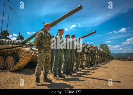 Kroatische Soldaten stehen nach der Übung Soforthilfe kombinierte Waffen-Live-Feuer-Demonstration in Formation, wobei US-Soldaten dem 2. Bataillon, dem 5. Kavallerieregiment und slowenischen Soldaten zugewiesen wurden, 23. Mai 2021, Im Militärausbildungsgebiet Eugen Kvaternik in Slunj, Kroatien. DEFENDER-Europe 21 ist eine groß angelegte Übung unter Führung der US-Armee, die darauf ausgelegt ist, Bereitschaft und Interoperabilität zwischen den USA, NATO-Verbündeten und Partnermilitärs aufzubauen. In diesem Jahr werden mehr als 28,000 multinationale Streitkräfte aus 26 Nationen nahezu simultan Operationen in mehr als 30 Ausbildungsgebieten in mehr als durchführen Stockfoto