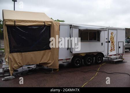 The Disaster Relief Mobile Kitchen Trailer (DRMKT) 27. Mai 2021 im Joe Foss Field, South Dakota. Mitglieder des 114. Force Support Squadron und Babington Technology bereiteten das Mittagessen im DRMKT zu, um seine Fähigkeiten zu demonstrieren. Stockfoto