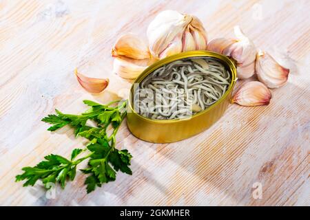 Aal mit Knoblauch in offener Dose braten Stockfoto