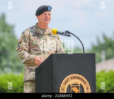 Maj. Gen. JP McGee, kommandierender General der 101st Airborne Division (Air Assault), hält eine Rede, die Command Sgt erzählt. Maj. Bryan Barkers Zeit in der Division und Begrüßung von Command Sgt. Maj Veronica knapp als neue Division Command Sgt. Maj. Während des Verantwortungswechsels am 27. Mai 2021 am Hauptsitz der Division, Fort Campbell, Ky. Stockfoto