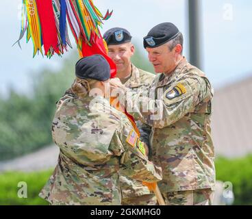 Befehl Sgt. Maj. Veronica knapp, Incoming Command Sgt. Maj. Der 101st Airborne Division (Air Assault) erhält die Farben von Maj. Gen. JP McGee, dem Kommandanten der 101st Airborne Division während des Verantwortungswechsels am 27. Mai 2021, am Hauptsitz der Division, Fort Campbell, Ky. Knapp übernahm als Command Sgt die Verantwortung für den 101. Maj. Bryan Barker zieht an sein nächstes Ziel. Stockfoto