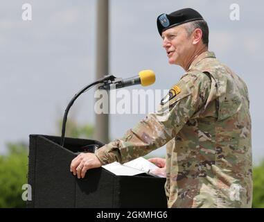 Maj. Gen. JP McGee, kommandierender General der 101st Airborne Division (Air Assault), hält eine Rede, die Command Sgt erzählt. Maj. Bryan Barkers Zeit in der Division und Begrüßung von Command Sgt. Maj Veronica knapp als neue Division Command Sgt. Maj. Während des Verantwortungswechsels am 27. Mai 2021 am Hauptsitz der Division, Fort Campbell, Ky. Stockfoto