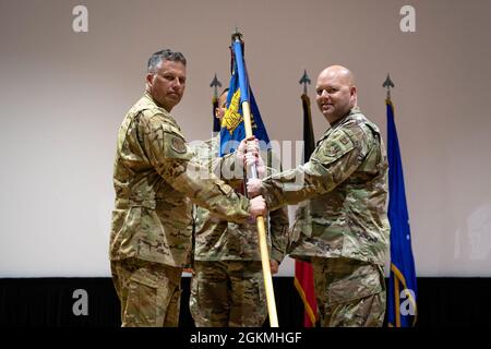 US Air Force Col. Grant Meadows, rechts, Kommandant des 386. Air Expeditionary Wings, übernimmt das Kommando während einer Befehlswechselzeremonie auf der Ali Al Salem Air Base, Kuwait, 27. Mai 2021. Meadows übernahm das Kommando nach dem Besuch des U.S. Naval war College in Newport, Rhode Island. Stockfoto