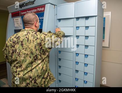 KINGS BAY, Georgia (27. Mai 2021) -- Ein Seemann nutzt den neuen Kiosk für verschreibungspflichtige Nachfüllungen in der Naval Branch Health Clinic Kings Bay. Stockfoto