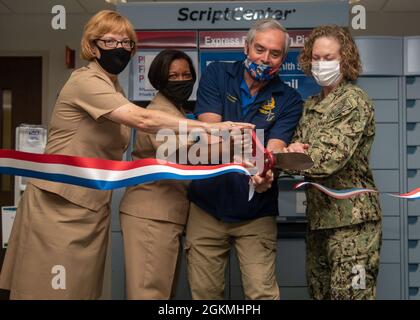 KINGS BAY, Georgia (27. Mai 2021) -- Führer und Mitarbeiter des Naval Hospital Jacksonville und der Naval Branch Health Clinic Kings Bay schnitten am 27. Mai ein feierliches Band, um den neuen Kiosk für verschreibungspflichtige Nachfüllungen in NBHC Kings Bay zu feiern. Stockfoto