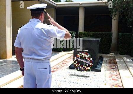 KARTHAGO, Tunesien (27. Mai 2021) ADM hinten. Jeffrey S. Spivey, Vizekommandant der Sechsten US-Flotte, nimmt an einer Kranzniederlegung zum Gedenken an den Memorial Day auf dem nordafrikanischen amerikanischen Friedhof, der American Battle Monuments Commission, Teil. Die Zeremonie wurde in Verbindung mit einer Kulturtour der tunesischen Marine veranstaltet, um den US-Teilnehmern der Übung Phoenix Express 2021 mehr über die tunesische Kultur und das tunesische Erbe in Karthago, Tunesien, zu erfahren, 27. Mai 2021. Übung Phoenix Express 2021, durchgeführt von den US Naval Forces Africa, ist eine maritime Übung zur Verbesserung der Zusammenarbeit zwischen p Stockfoto